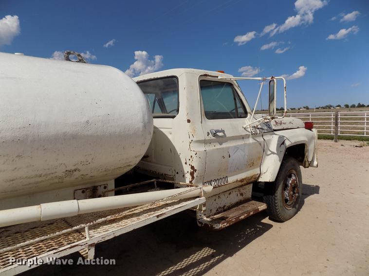 image for item FG9491 1976 Ford F600 tank truck