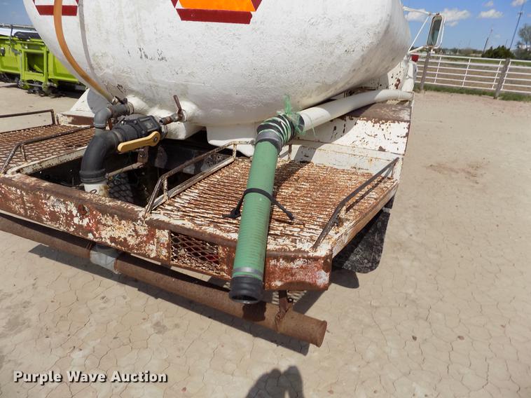 image for item FG9491 1976 Ford F600 tank truck