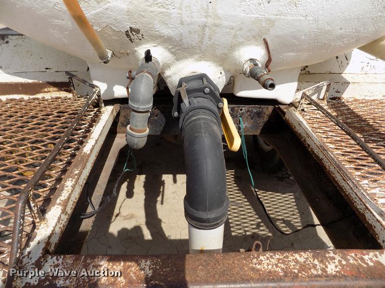 image for item FG9491 1976 Ford F600 tank truck