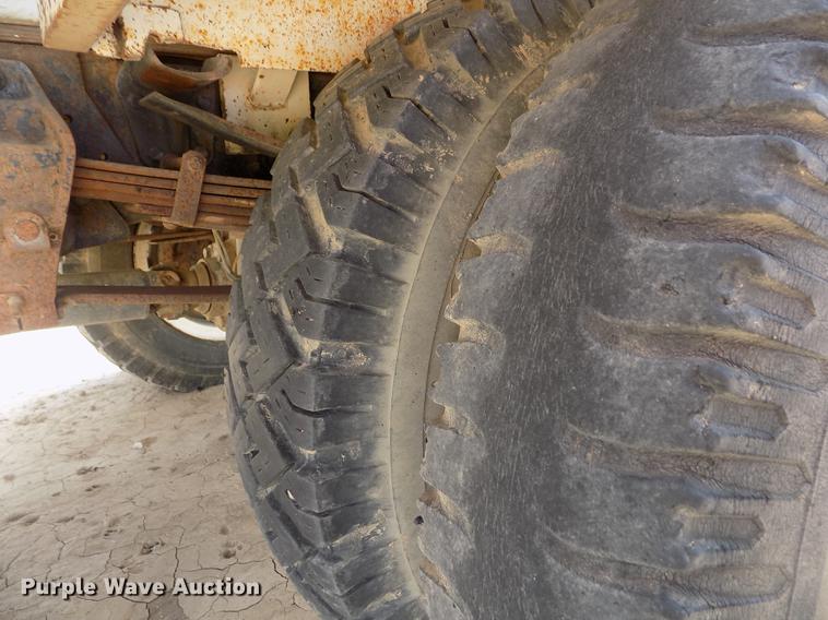 image for item FG9491 1976 Ford F600 tank truck