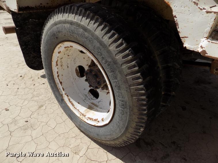 image for item FG9491 1976 Ford F600 tank truck