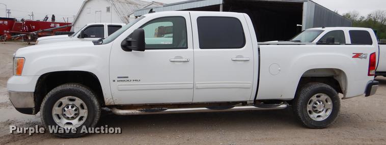 image for item FH9323 2009 GMC Sierra 2500HD Crew Cab pickup truck