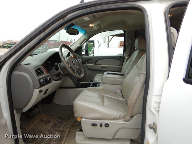 image for item FH9323 2009 GMC Sierra 2500HD Crew Cab pickup truck