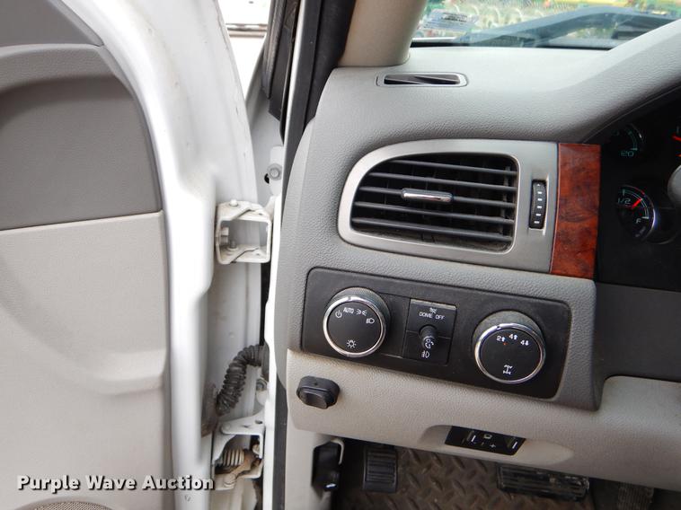 image for item FH9323 2009 GMC Sierra 2500HD Crew Cab pickup truck