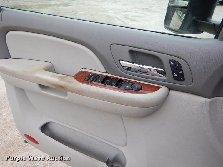 image for item FH9323 2009 GMC Sierra 2500HD Crew Cab pickup truck