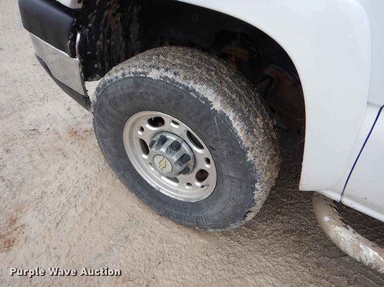 image for item FH9324 2006 Chevrolet Silverado 2500HD Ext. Cab pickup truck