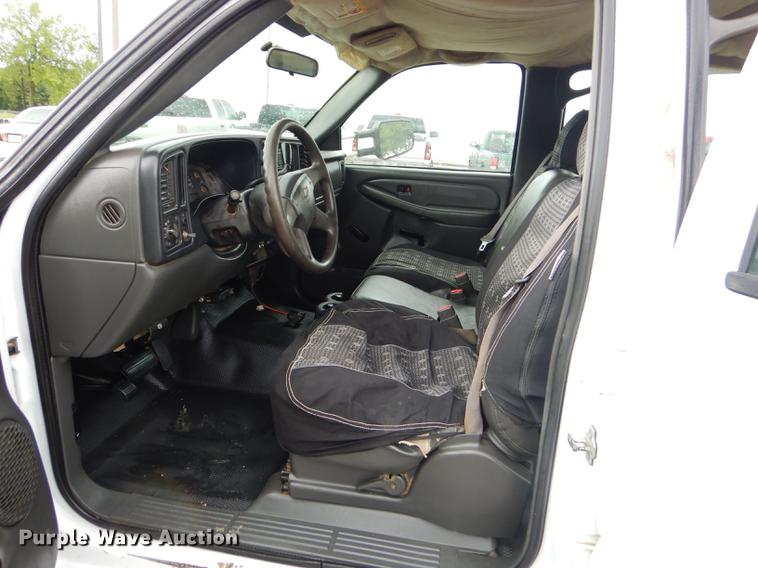 image for item FH9456 2004 Chevrolet Silverado 3500 Crew Cab pickup truck