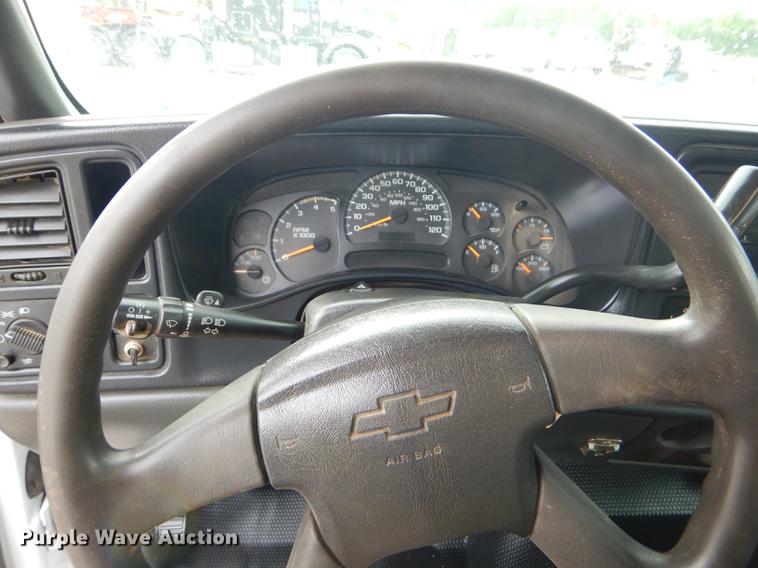 image for item FH9456 2004 Chevrolet Silverado 3500 Crew Cab pickup truck