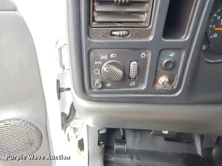 image for item FH9456 2004 Chevrolet Silverado 3500 Crew Cab pickup truck