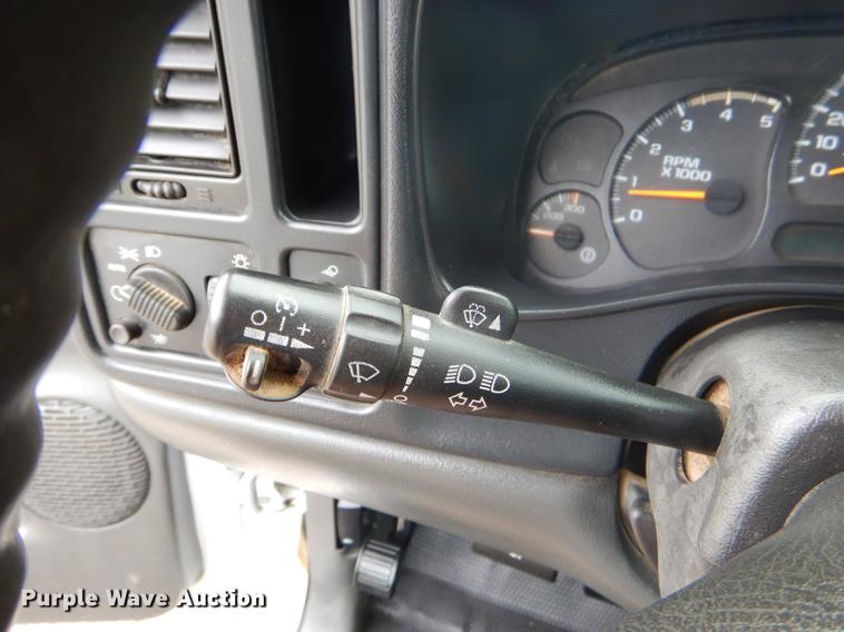 image for item FH9456 2004 Chevrolet Silverado 3500 Crew Cab pickup truck