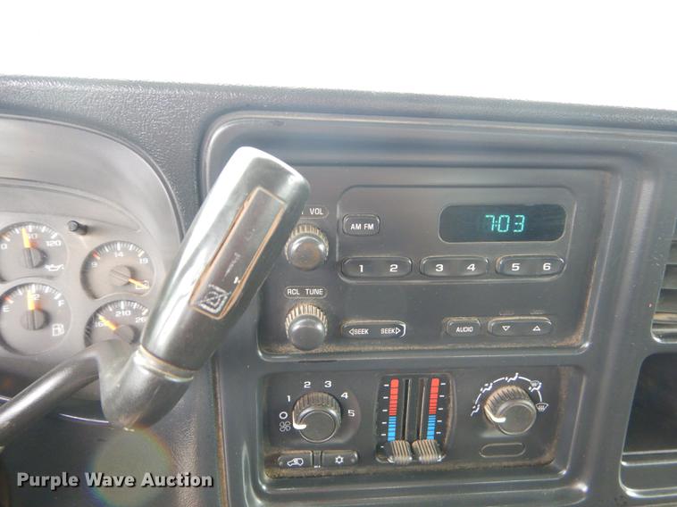 image for item FH9456 2004 Chevrolet Silverado 3500 Crew Cab pickup truck