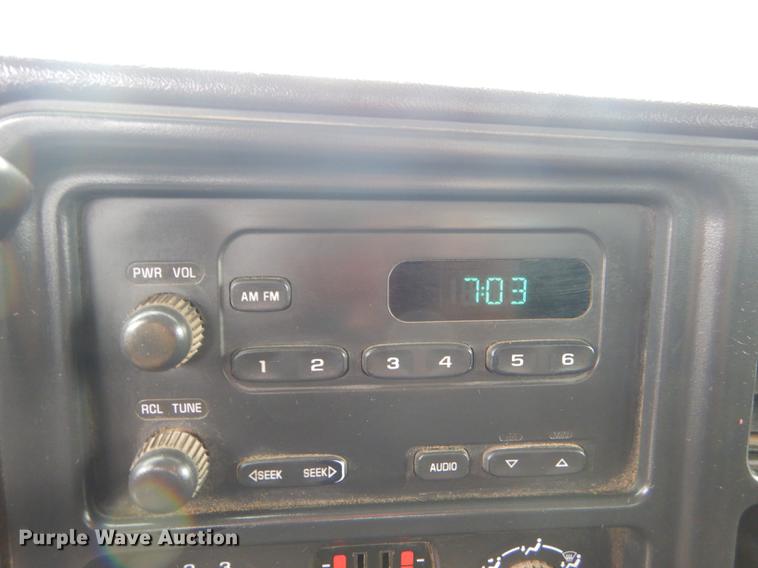 image for item FH9456 2004 Chevrolet Silverado 3500 Crew Cab pickup truck