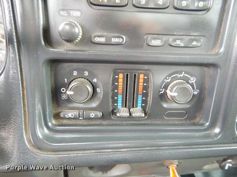 image for item FH9456 2004 Chevrolet Silverado 3500 Crew Cab pickup truck