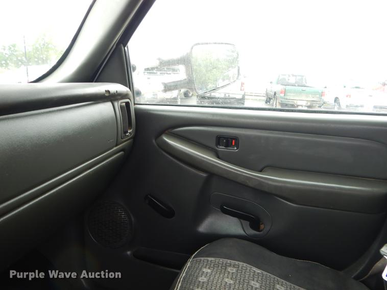 image for item FH9456 2004 Chevrolet Silverado 3500 Crew Cab pickup truck