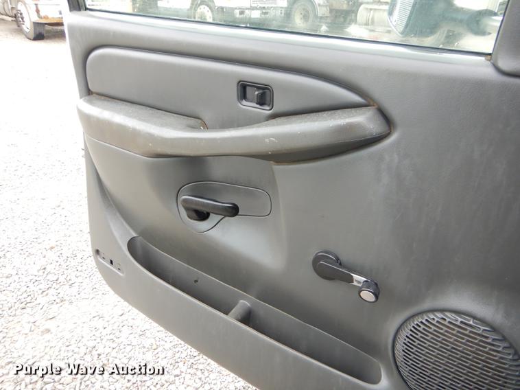 image for item FH9456 2004 Chevrolet Silverado 3500 Crew Cab pickup truck