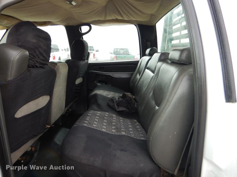 image for item FH9456 2004 Chevrolet Silverado 3500 Crew Cab pickup truck