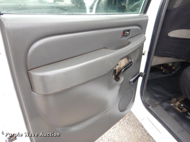 image for item FH9456 2004 Chevrolet Silverado 3500 Crew Cab pickup truck