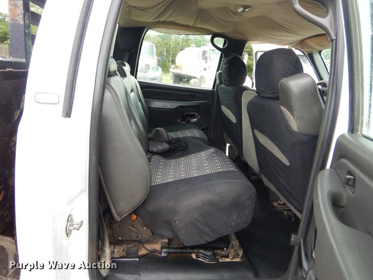 image for item FH9456 2004 Chevrolet Silverado 3500 Crew Cab pickup truck