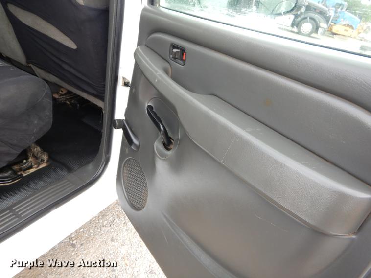 image for item FH9456 2004 Chevrolet Silverado 3500 Crew Cab pickup truck