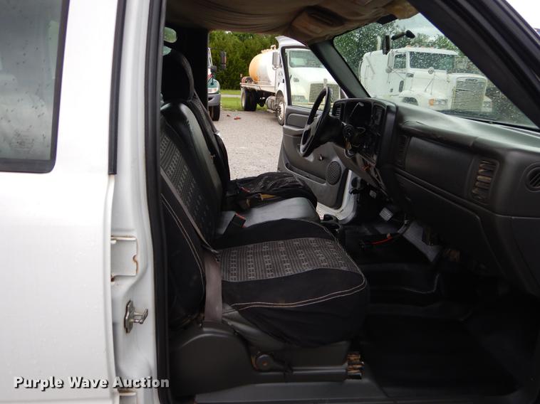 image for item FH9456 2004 Chevrolet Silverado 3500 Crew Cab pickup truck