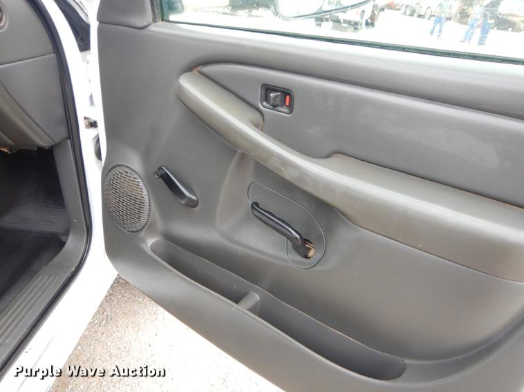 image for item FH9456 2004 Chevrolet Silverado 3500 Crew Cab pickup truck