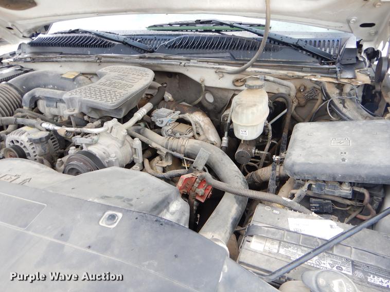 image for item FH9456 2004 Chevrolet Silverado 3500 Crew Cab pickup truck