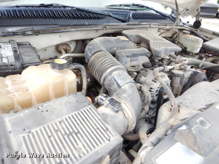 image for item FH9456 2004 Chevrolet Silverado 3500 Crew Cab pickup truck