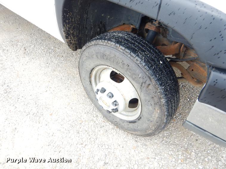 image for item FH9456 2004 Chevrolet Silverado 3500 Crew Cab pickup truck