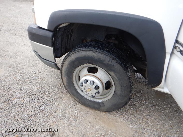 image for item FH9456 2004 Chevrolet Silverado 3500 Crew Cab pickup truck