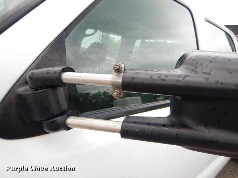 image for item FH9456 2004 Chevrolet Silverado 3500 Crew Cab pickup truck