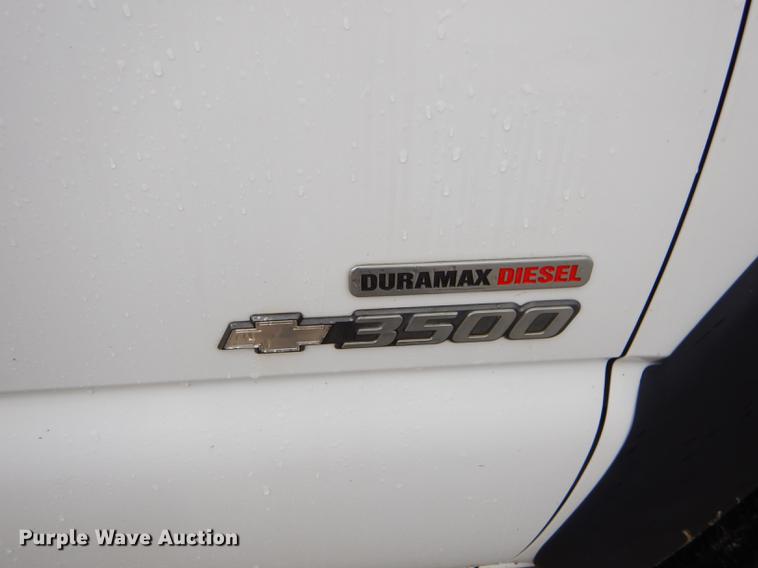 image for item FH9456 2004 Chevrolet Silverado 3500 Crew Cab pickup truck