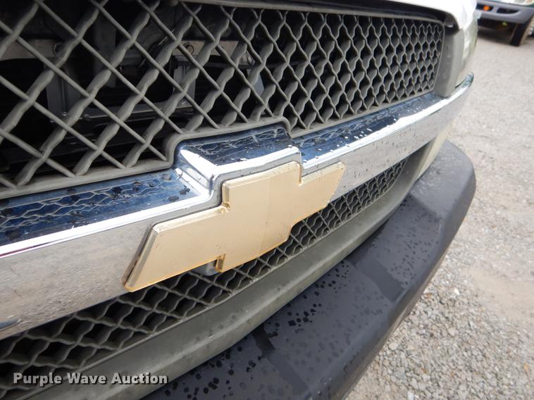 image for item FH9456 2004 Chevrolet Silverado 3500 Crew Cab pickup truck