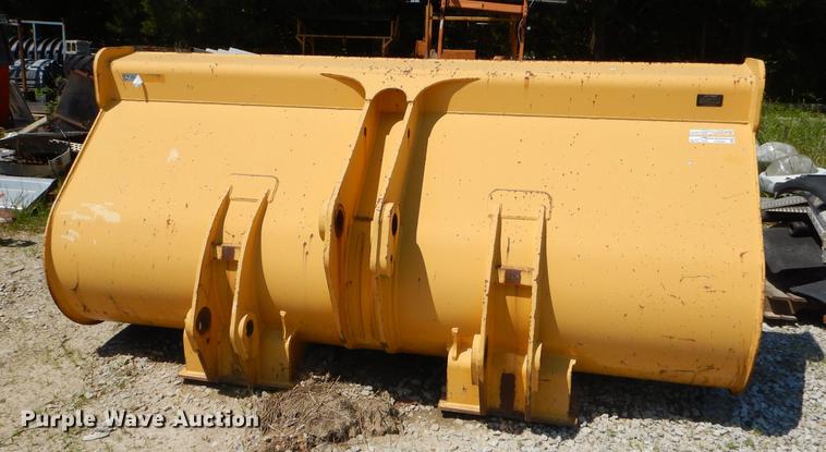 image for item FH9465 John Deere AT306698-624J bucket