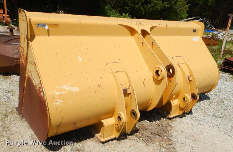 image for item FH9465 John Deere AT306698-624J bucket