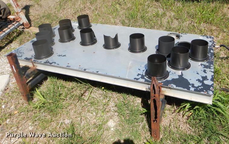 image for item FH9471 (2) tailgate spreaders and arrow board