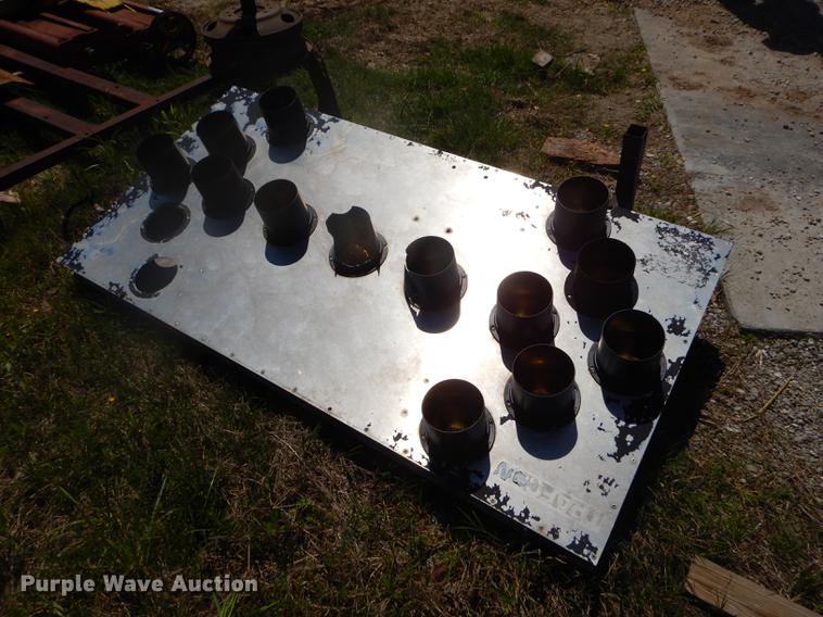 image for item FH9471 (2) tailgate spreaders and arrow board