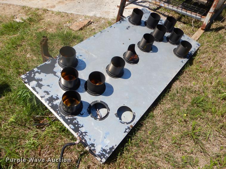 image for item FH9471 (2) tailgate spreaders and arrow board