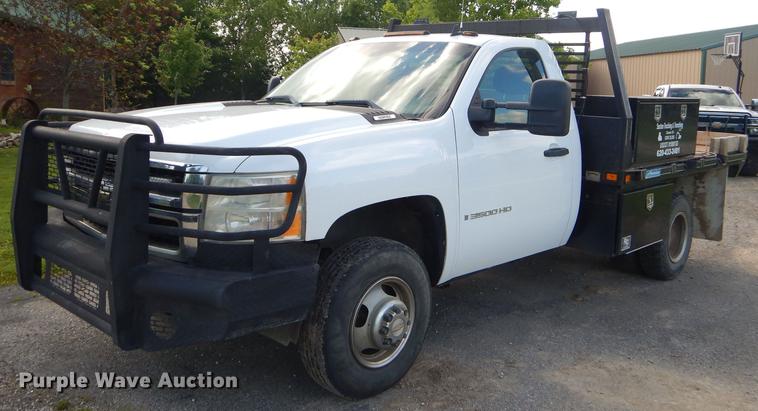 image for item FH9490 2007 Chevrolet Silverado 3500 flatbed pickup truck