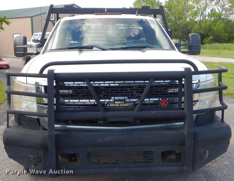 image for item FH9490 2007 Chevrolet Silverado 3500 flatbed pickup truck