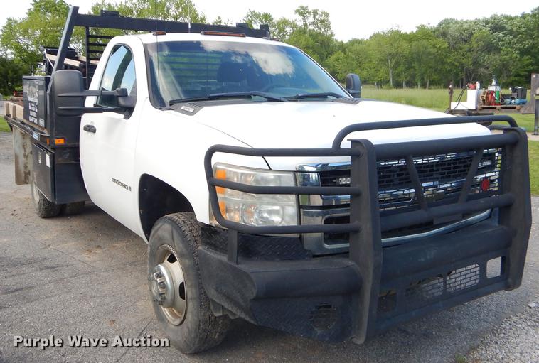 image for item FH9490 2007 Chevrolet Silverado 3500 flatbed pickup truck