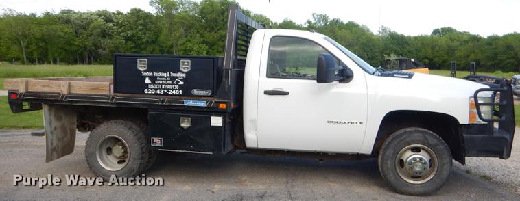 image for item FH9490 2007 Chevrolet Silverado 3500 flatbed pickup truck