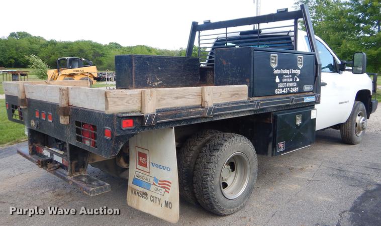 image for item FH9490 2007 Chevrolet Silverado 3500 flatbed pickup truck