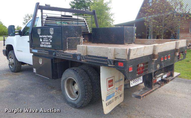 image for item FH9490 2007 Chevrolet Silverado 3500 flatbed pickup truck