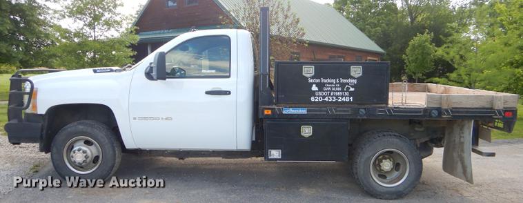 image for item FH9490 2007 Chevrolet Silverado 3500 flatbed pickup truck