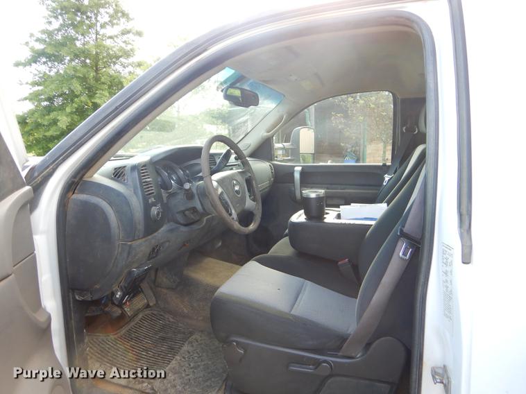 image for item FH9490 2007 Chevrolet Silverado 3500 flatbed pickup truck