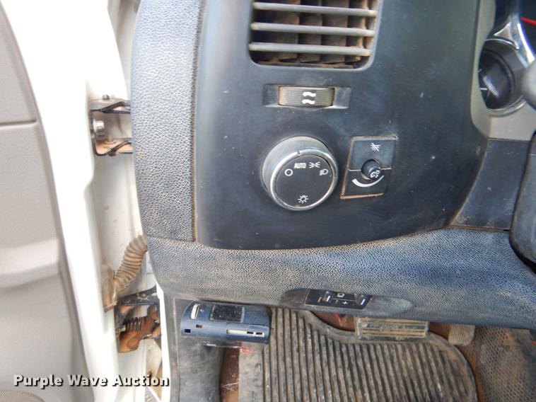 image for item FH9490 2007 Chevrolet Silverado 3500 flatbed pickup truck