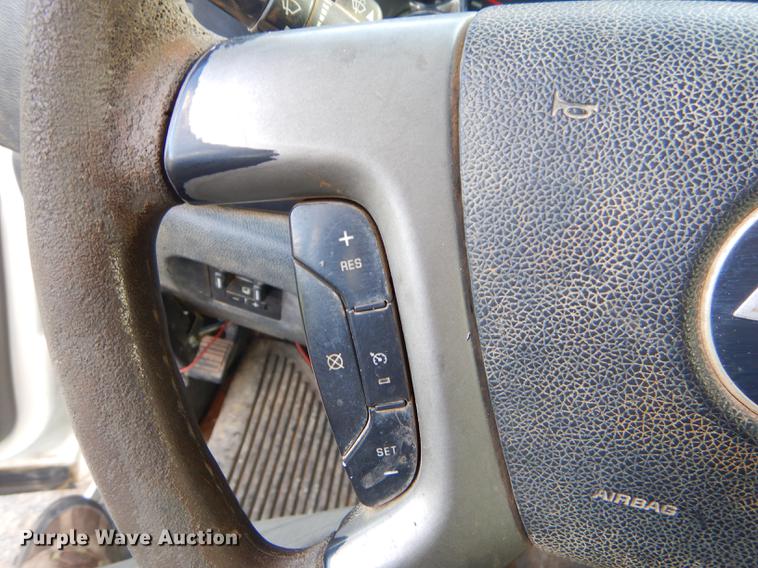 image for item FH9490 2007 Chevrolet Silverado 3500 flatbed pickup truck