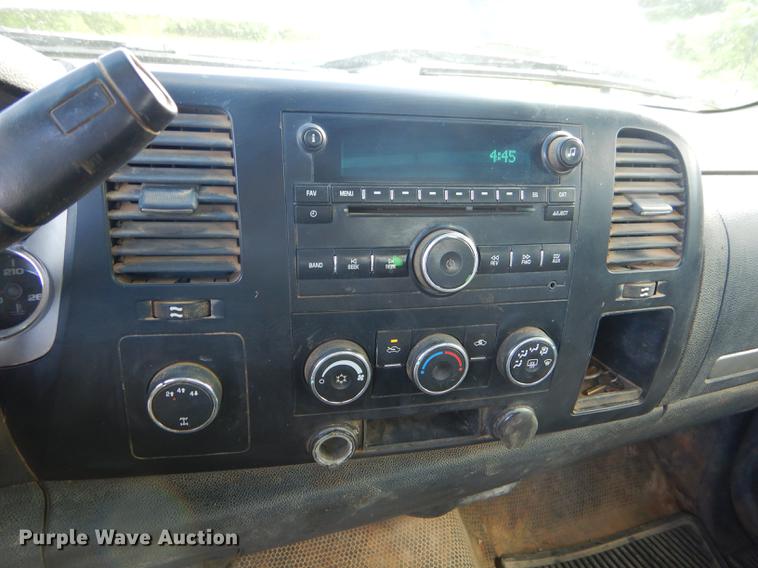 image for item FH9490 2007 Chevrolet Silverado 3500 flatbed pickup truck