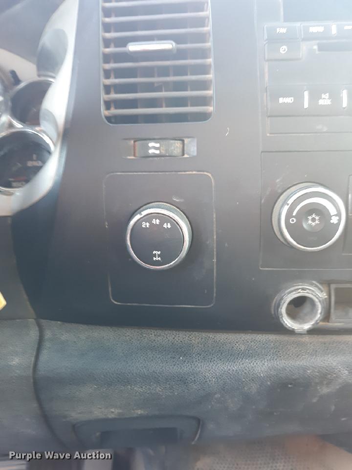 image for item FH9490 2007 Chevrolet Silverado 3500 flatbed pickup truck