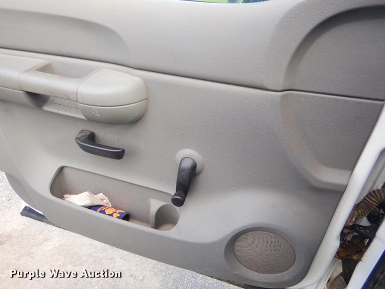 image for item FH9490 2007 Chevrolet Silverado 3500 flatbed pickup truck